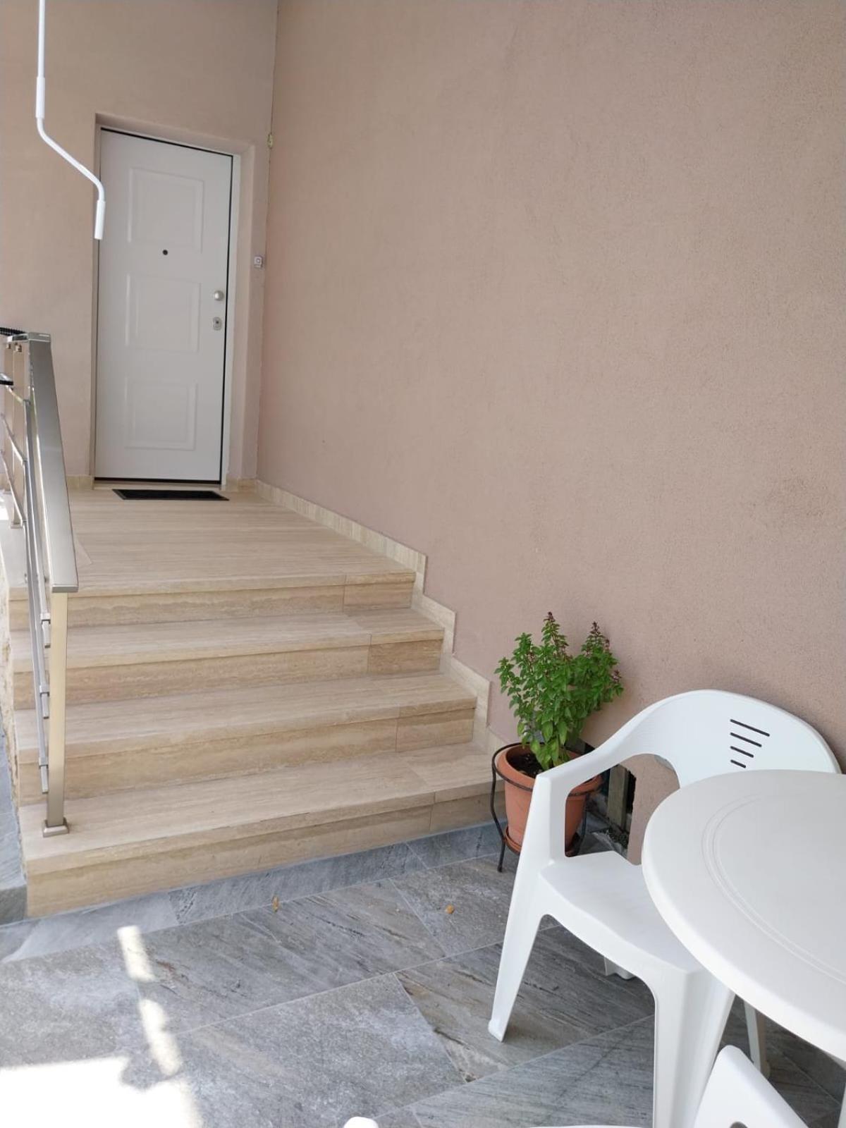 Luxury By The Νέοι Επιβάτες