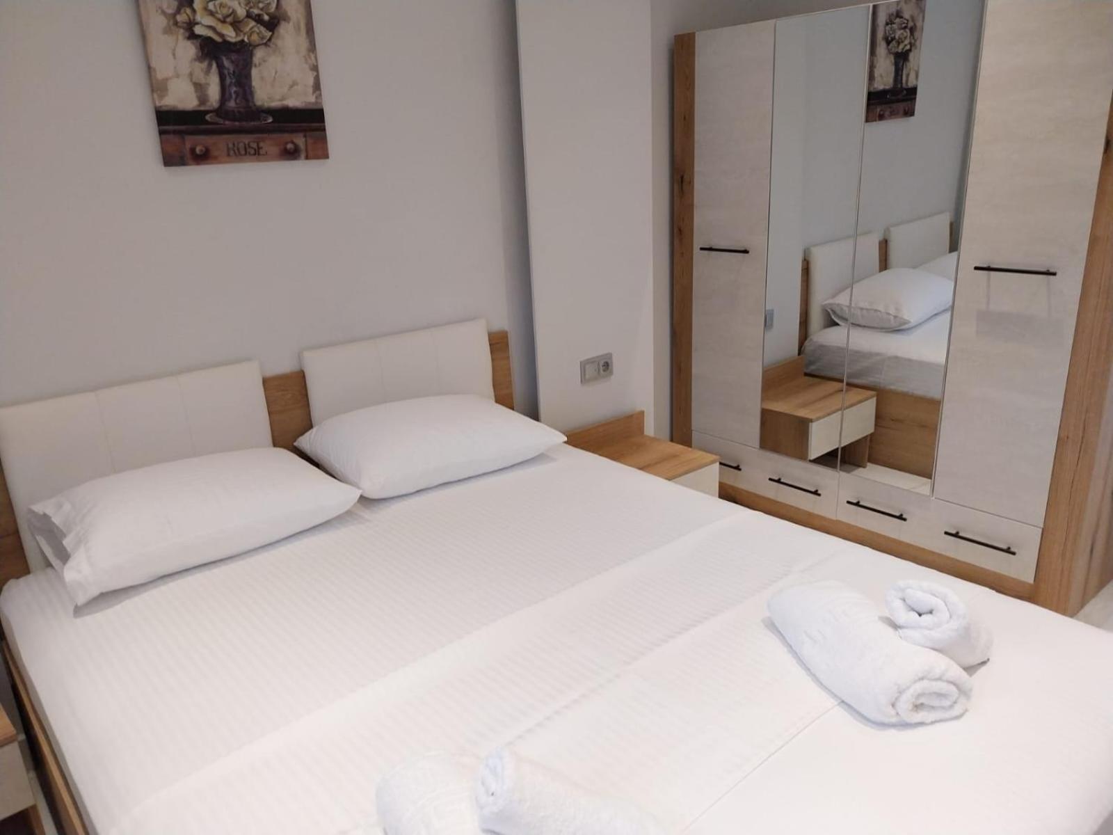 Luxury By The Νέοι Επιβάτες